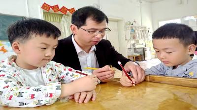 房县幼儿园：小手握笔有“章法” 家长助教趣课堂