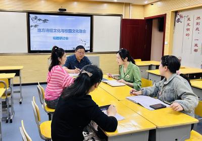 房县实验中学：同谋结题凝共识携手攻坚结硕果