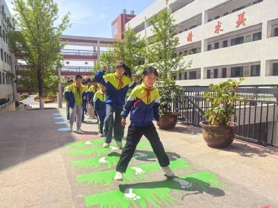 房县军店小学：新添运动器材 赋能多彩课间
