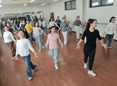 房县东城小学：展巾帼风采绽芳华之花