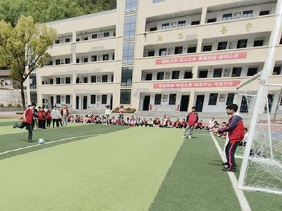 大木厂镇大木小学：足球趣味赛 快乐促成长