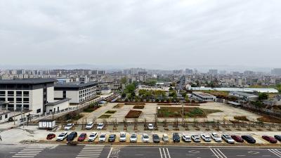房县职业技术学校：环保停车位正式投入使用​