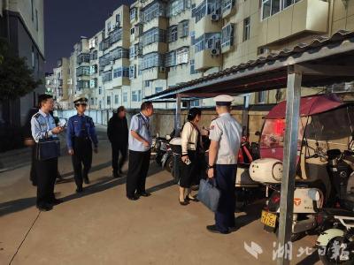 房县消防救援大队联合多部门开展电动自行车安全隐患整治夜查行动
