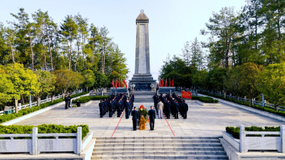 缅怀革命先烈 赓续红色血脉——房县城市管理执法局开展清明祭扫活动