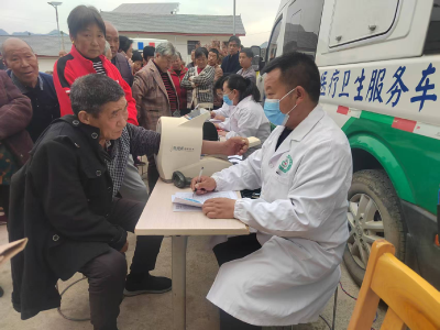 化龙堰镇卫生院开展免费健康体检活动