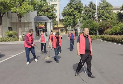 房县财政局城关财政所：志愿服务进小区 清洁家园暖人心
