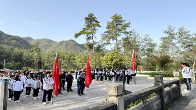 房县职业技术学校：开展清明祭扫活动