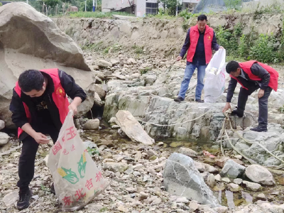 沙河乡：清理白色垃圾  守护乡村颜值