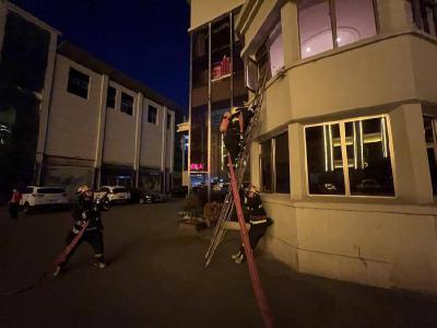 房县消防救援大队深入辖区酒店开展夜间演练