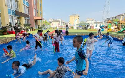 城关镇第二幼儿园开展欢乐玩水游戏活动