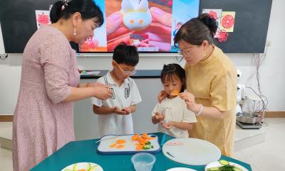 房县东城小学：关爱留守 爱满心间