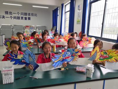 房县东城小学：端午彩绘龙舟 传承文化育新人