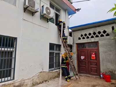 房县消防救援大队深入辖区醇基燃料餐饮场所开展灭火救援实战演练