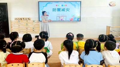 房县青峰镇中心幼儿园：临“震”不乱 安全“童”行