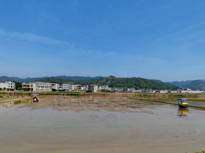 房县：农机轰隆响  三夏农耕忙