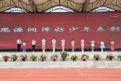 房县思源实验学校： 榜样引领促成长 家校共育筑未来