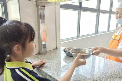 军店小学：一碗绿豆汤送清凉 点滴关爱润童心