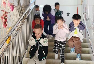 门古寺镇中心幼儿园：开展消防应急演练 筑牢校园安全防线