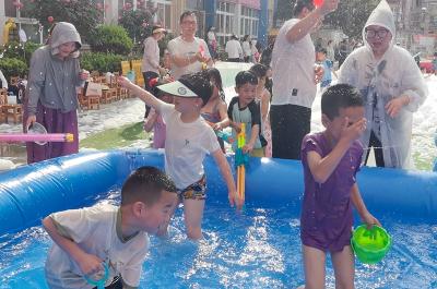 城关镇中心幼儿园：清凉水世界 童心乐飞扬