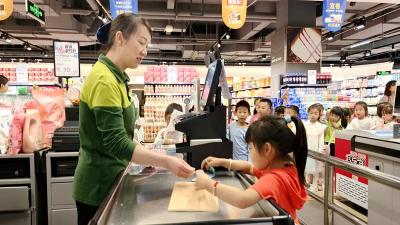 房县幼儿园：萌娃小当家 超市购物乐
