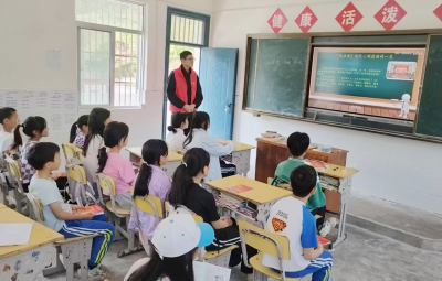 房县五台乡：法润童心 “典”亮校园