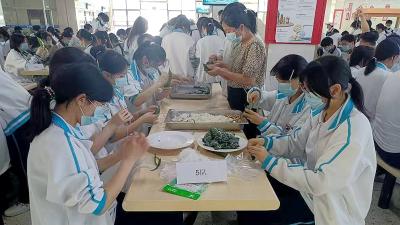 房县第一中学：粽叶飘香迎端午 巧手包粽传文化