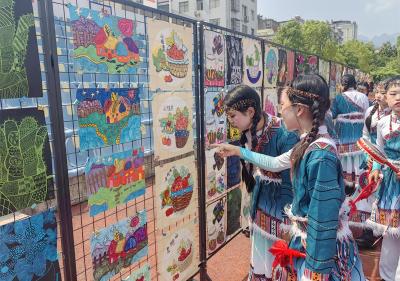 房县东城小学开展迎“六一”美术作品展