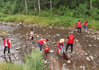 房县化龙堰镇：白色垃圾专项治理 擦亮美丽乡村底色