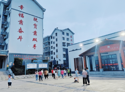 青峰镇：“五基五着力”托起易迁群众稳稳的幸福