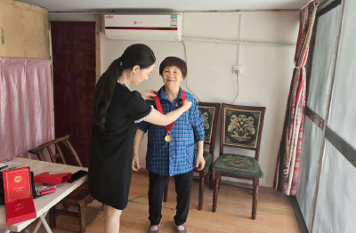 房县市场监管局个私协服务中心为老党员颁发“光荣在党50年”纪念章