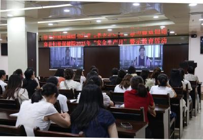 房县妇幼保健院消防宣传月在行动：科普演练同频共振 织密安全防护网