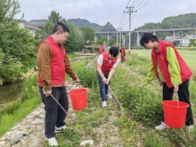 化龙堰镇：重拳整治白色污染，干群齐心共建美丽乡村