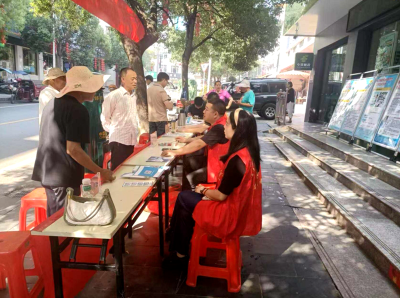 房县人社局：社保服务零距离 惠民政策暖人心