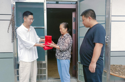 尹吉甫镇为退伍老党员颁发“光荣在党50年”纪念章