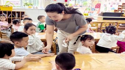 房县幼儿园：故事妈妈进课堂 家园共育伴成长