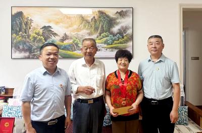 房县人民医院：慰问“光荣在党50年”老党员