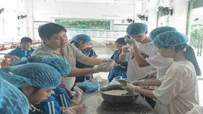 中坝学校开展端午节包粽子活动