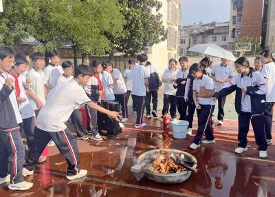 房县城关一中：烧掉烦恼轻装上阵 赋能青春自信应考