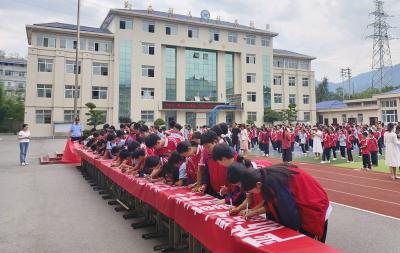 大木厂镇大木小学：横幅签名防溺水 庄严宣誓保安全