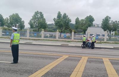 警徽闪耀护学路 温情守护成长时——房县交警大队筑牢晓阳小学安全屏障