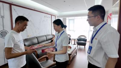 房县聚焦民生痛点、难点 不动产登记“送证上门”解民忧 