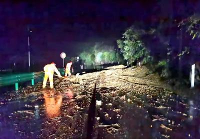 6小时抢险13处！房县交通运输部门雨夜奋战