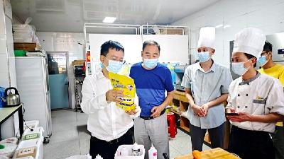 杨丹华督导检查食品安全工作