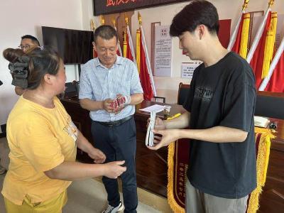 房县白鹤镇伏溪堰村：深情欢送驻村工作队 一针一线缝真情 千层鞋垫暖人心