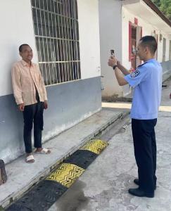 ​军店派出所：户籍窗口上门服务有担当延时服务显真情