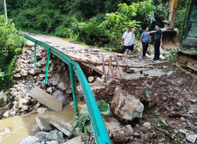 青峰镇：暴雨来袭 干群抢修路