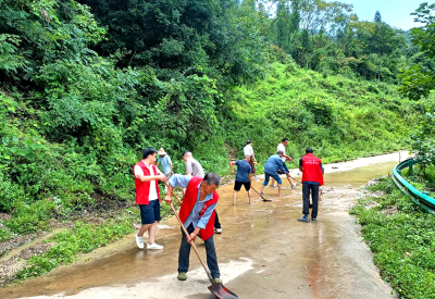 沙河乡：雨后清污净家园 干群携手焕新颜