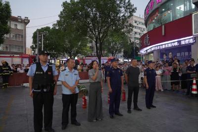 城关镇：开展夜间消防应急演练 共筑闹市商圈安全防线
