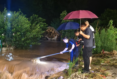 县城市管理执法局：连夜奋战排涝一线 保障暴雨夜城市安全