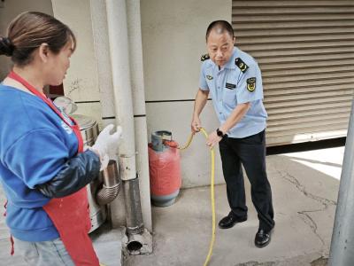 青峰市场监管所：筑牢食安防线